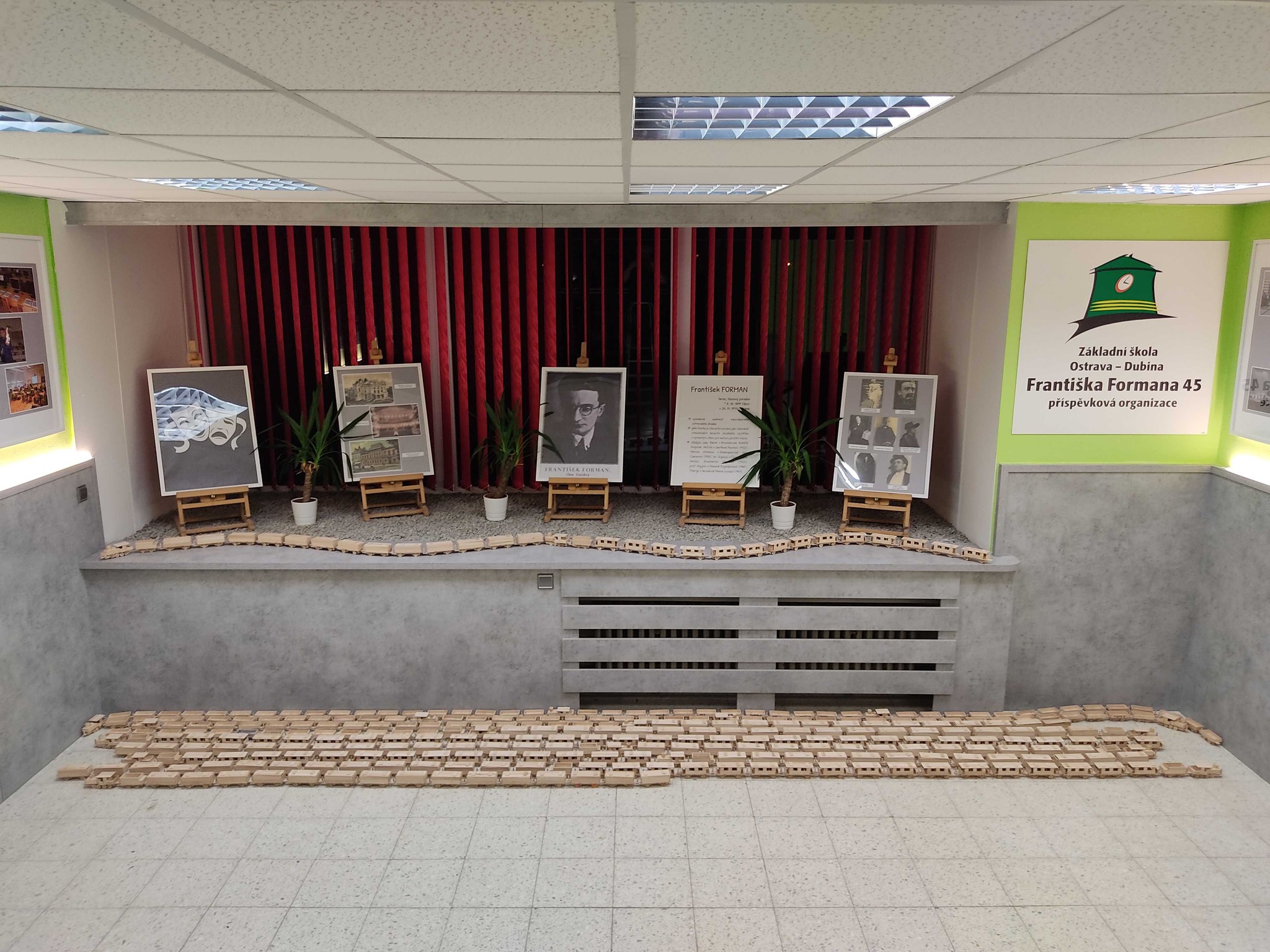 Rekordní dřevěný vláček, vyrobený dětmi z „Formanky". Foto: ZŠ Ostrava-Dubina, Františka Formana 45
